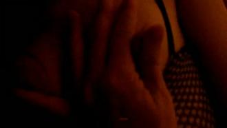  在酒吧勾搭上的豪放女带回房啪啪，含酒来口感觉超刺激～ 